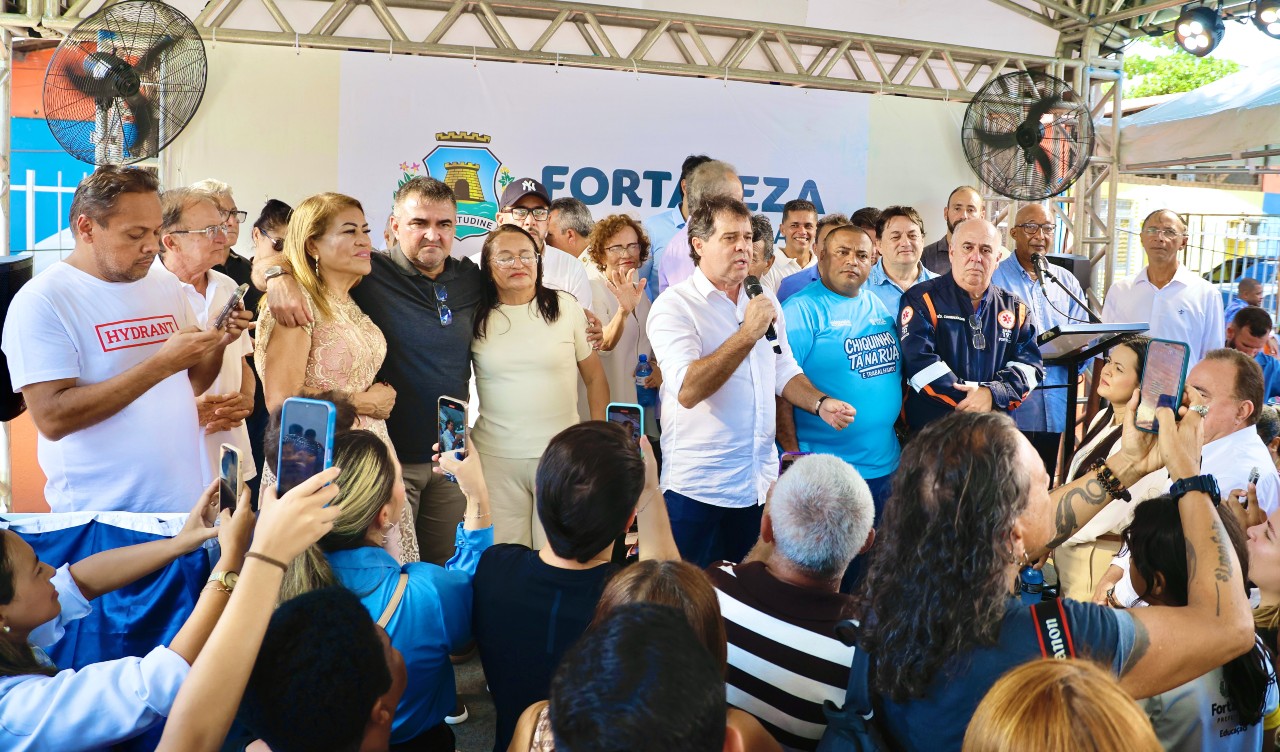 grupo de pessoas num palco